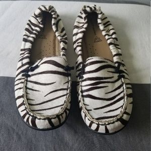 Sz 8 wide Hush puppies loafers, calf hair, EUC